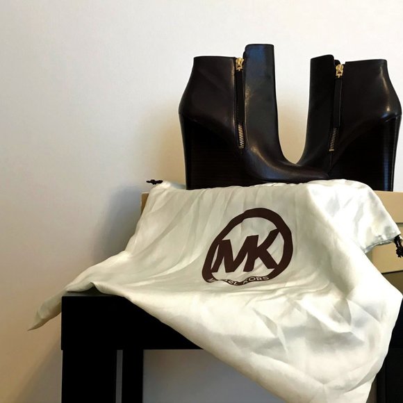 Michael Kors Clara Bootie - NEVER WORN - Picture 1 of 10